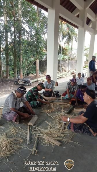 Babinsa Bersama Warga Gotong Royong Siapkan Piodalan Pura Puseh/Desa Keliki