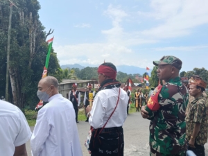 Babinsa Koramil Bajawa Kawal Kedatangan Suster Konggregasi PRR di Desa Ladja, Golewa Selatan