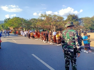 Sinergi TNI dan Masyarakat Warnai Karnaval HUT RI ke-80 di Adonara Timur