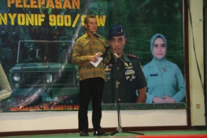 Letkol Inf Rendra Agit Trisnawan Serahkan Tongkat Komando Yonif 900/SBW kepada Mayor Inf Ari Murwanto