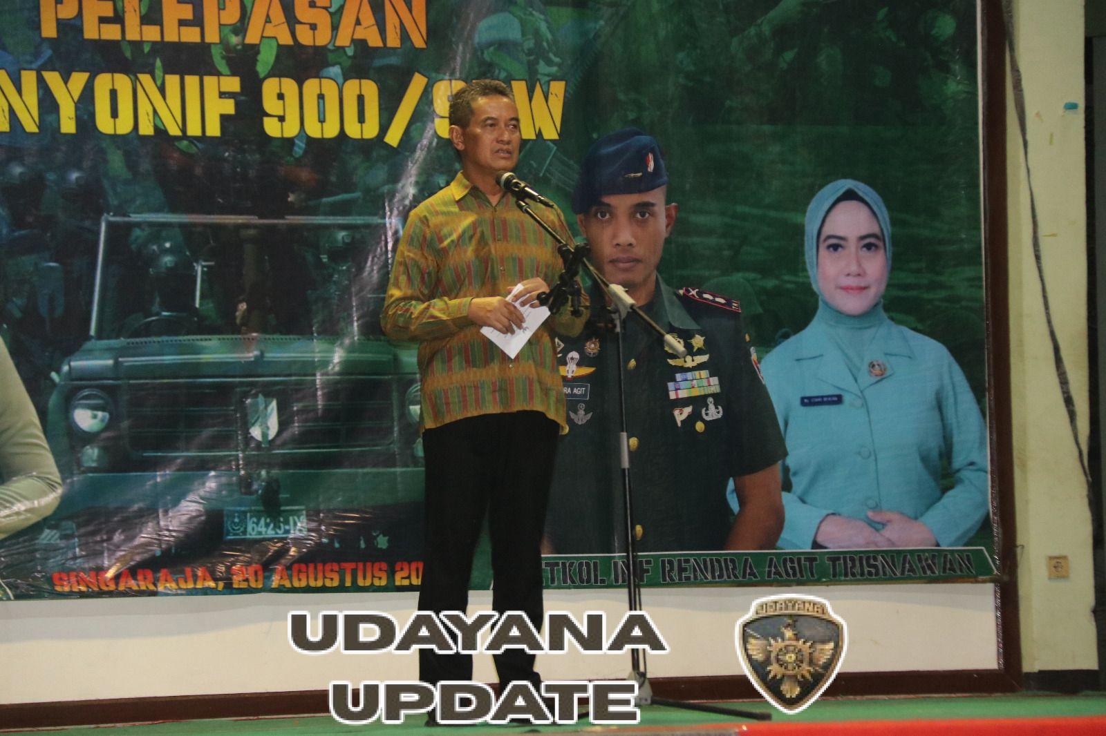 Letkol Inf Rendra Agit Trisnawan Serahkan Tongkat Komando Yonif 900/SBW kepada Mayor Inf Ari Murwanto
