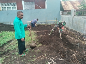 Karya Bhakti Babinsa Koramil 1602-03/Detusoko Perkuat Kemanunggalan TNI-Rakyat
