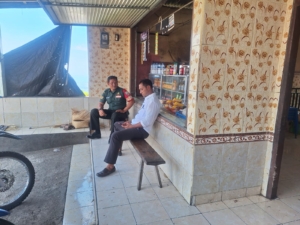 Babinsa Sidetapa Turun ke Warga, Ingatkan Pentingnya Antisipasi Musim Hujan