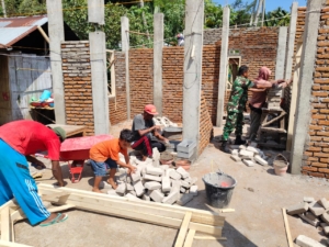 Babinsa Kodim 1602/Ende Perkuat Kamtibmas Lewat Karya Bakti di Desa Nemboramba