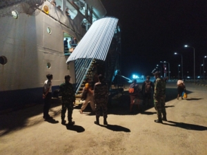Babinsa Jaga Keamanan dan Ketertiban di Pelabuhan PELNI Lewoleba.