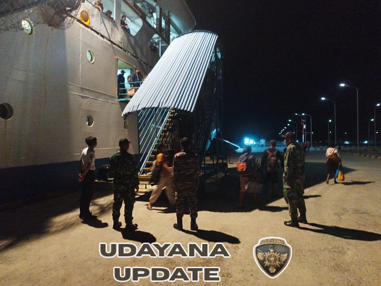 Babinsa Jaga Keamanan dan Ketertiban di Pelabuhan PELNI Lewoleba.