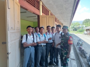 TNI dan Pelajar Bersinergi: Babinsa Ende Laksanakan Monitoring dan Komsos di Sekolah