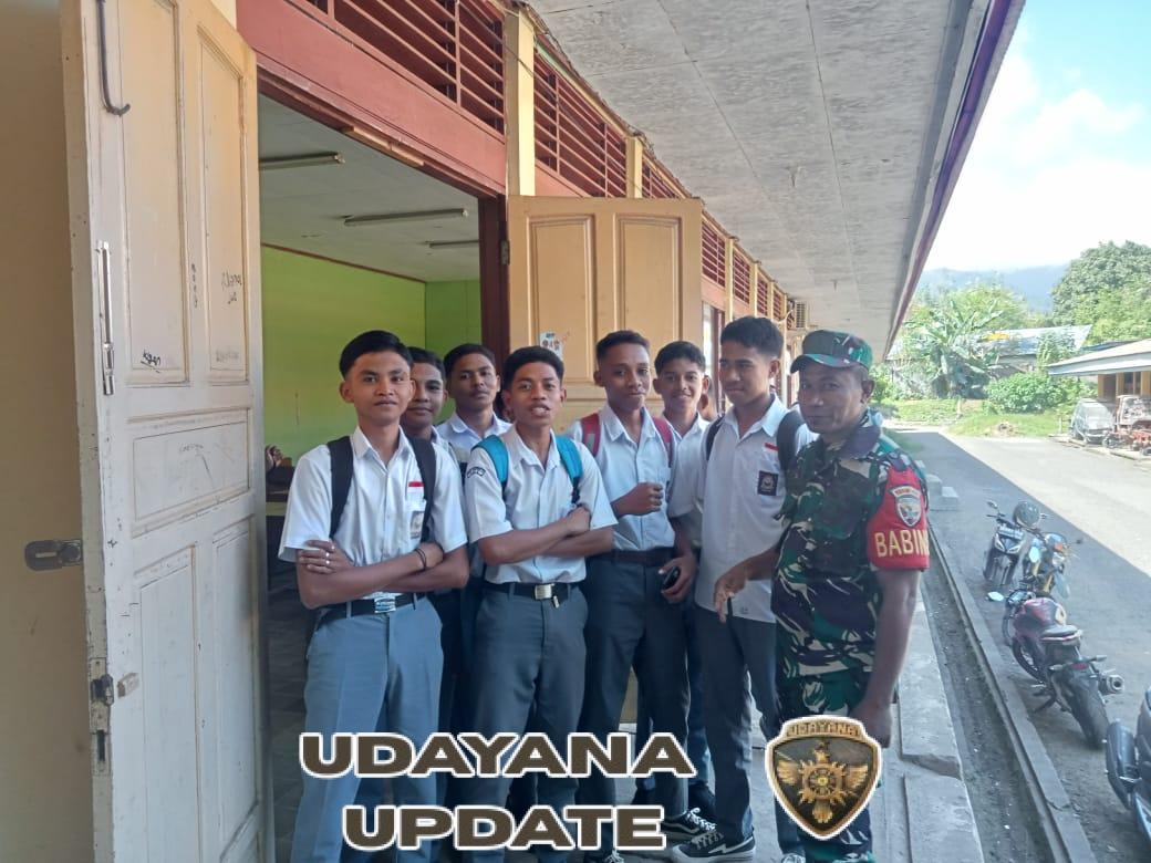 TNI dan Pelajar Bersinergi: Babinsa Ende Laksanakan Monitoring dan Komsos di Sekolah