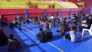 Serda Agus Takesan: Babinsa yang Selalu Siap Membantu Warga Masyarakat Terdampak Bencana Longsor Desa Kuatae.