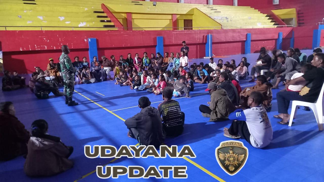 Serda Agus Takesan: Babinsa yang Selalu Siap Membantu Warga Masyarakat Terdampak Bencana Longsor Desa Kuatae.