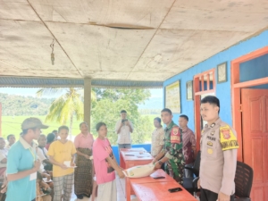 Babinsa Koramil Maurole Awasi Langsung Bantuan Pangan Pemerintah di Desa Binaan