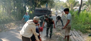 Karya Bakti Bersama, Babinsa Ijobalit Ajak Warga Jaga Kebersihan Akses Pantai Mik’ayir