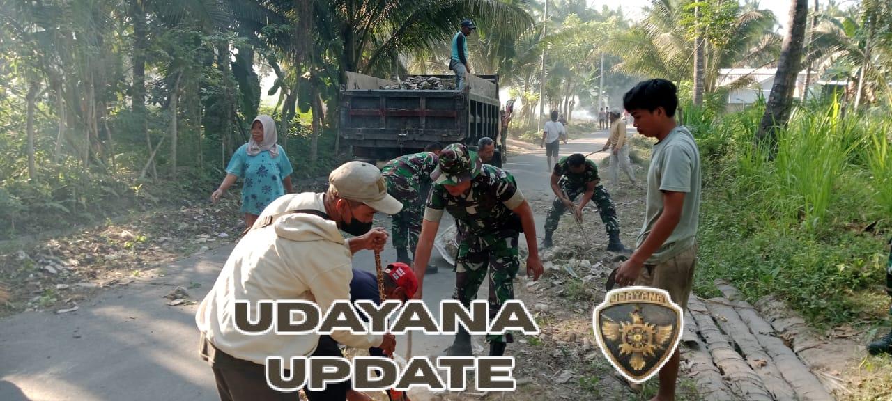 Karya Bakti Bersama, Babinsa Ijobalit Ajak Warga Jaga Kebersihan Akses Pantai Mik’ayir