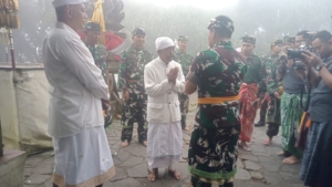 Dandim 1623/Karangasem turut mendampingi Pangdam IX/Udayana melaksanakan wisata religi.