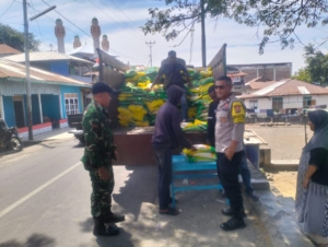 Babinsa dan Babinkamtibmas Pantau Gerakan Pangan Murah di Adonara Timur