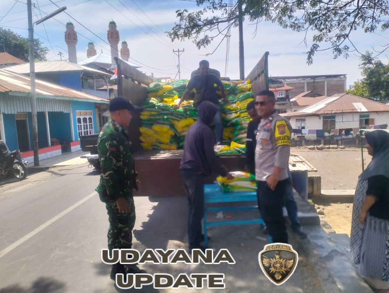 Babinsa dan Babinkamtibmas Pantau Gerakan Pangan Murah di Adonara Timur