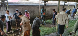 Pererat Tali Silaturahmi, Babinsa Kayubihi dan Warga Laksanakan Gotong Royong di Pura Puseh Banjar Adat Kayang