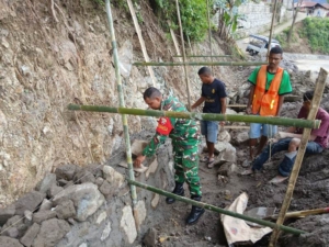 Gotong Royong Babinsa dan Warga Aebara, Wujud Kemanunggalan TNI-Rakyat