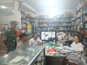 Sinergi Babinsa dan Bhabinkamtibmas Bebalang Laksanakan Himbauan Nasionalisme secara Door to Door