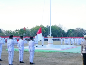 Upacara Penurunan Bendera HUT RI ke-80, Dandim 1601/Sumba Timur dan Forkopimda Turut Hadir