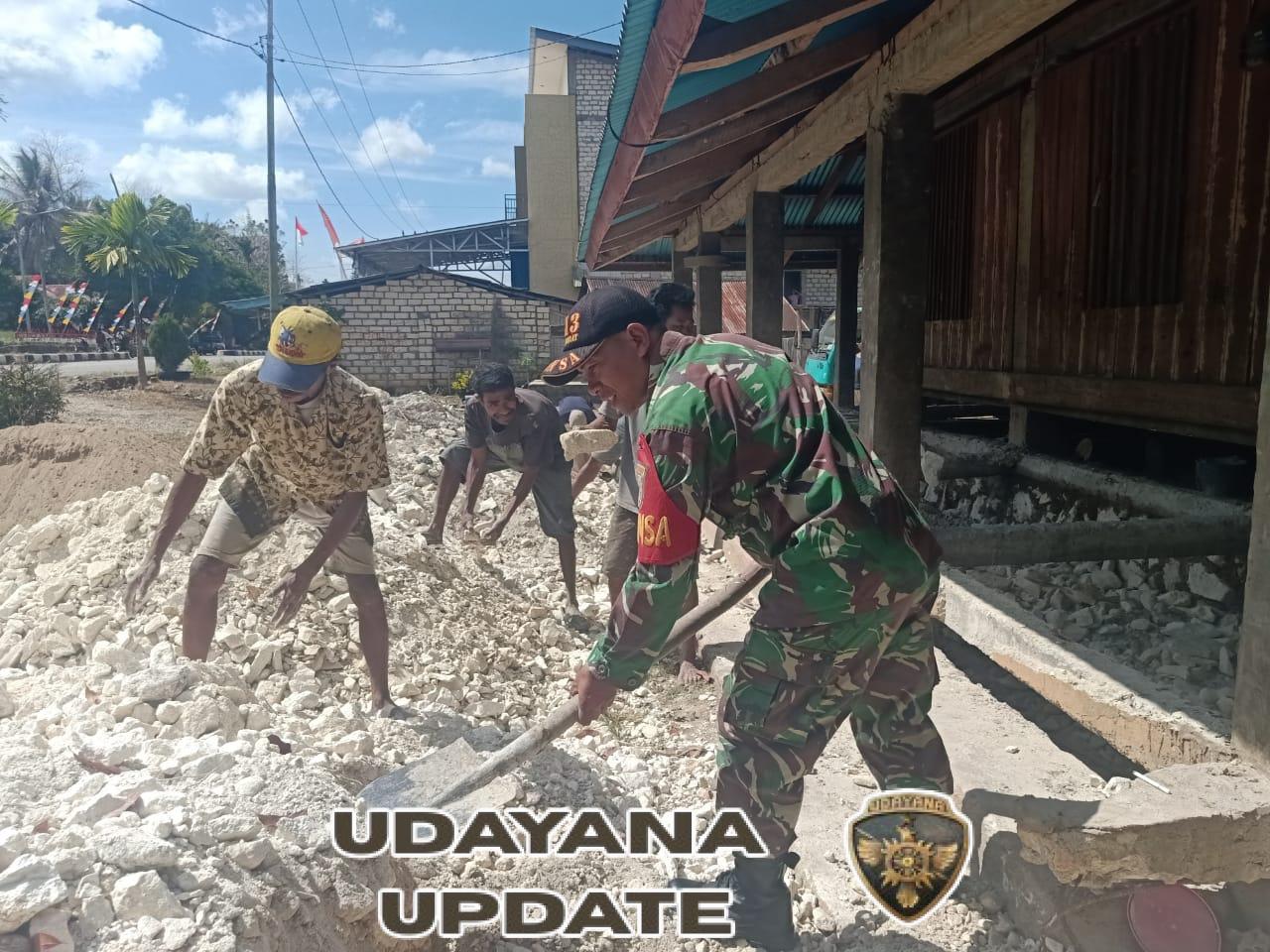 Babinsa Koramil 03/Katikutana Bantu Warga Perbaiki Rumah di Sumba Tengah