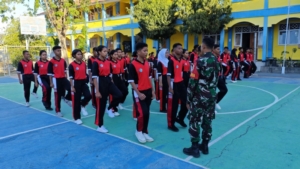 Persiapkan Generasi Muda yang Tangguh: Babinsa Berikan Pembinaan Gerak Jalan untuk Siswa SMK 3 Maumere