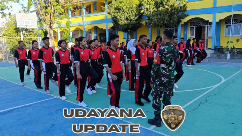 Persiapkan Generasi Muda yang Tangguh: Babinsa Berikan Pembinaan Gerak Jalan untuk Siswa SMK 3 Maumere