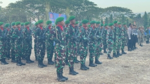 Kasdim 1625/Ngada dan Personel TNI Hadiri Upacara Penurunan Bendera di Hari Kemerdekaan ke-80