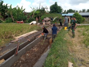 Dari Balai Desa ke Lapangan, Perbekel Ari Anggara Bersama Dan SSK Prajana Kawal Pembangunan