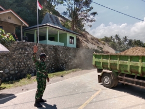 Babinsa Koramil 1602-01/Ende Dampingi Masyarakat Saat Penggusuran Jalur Transportasi