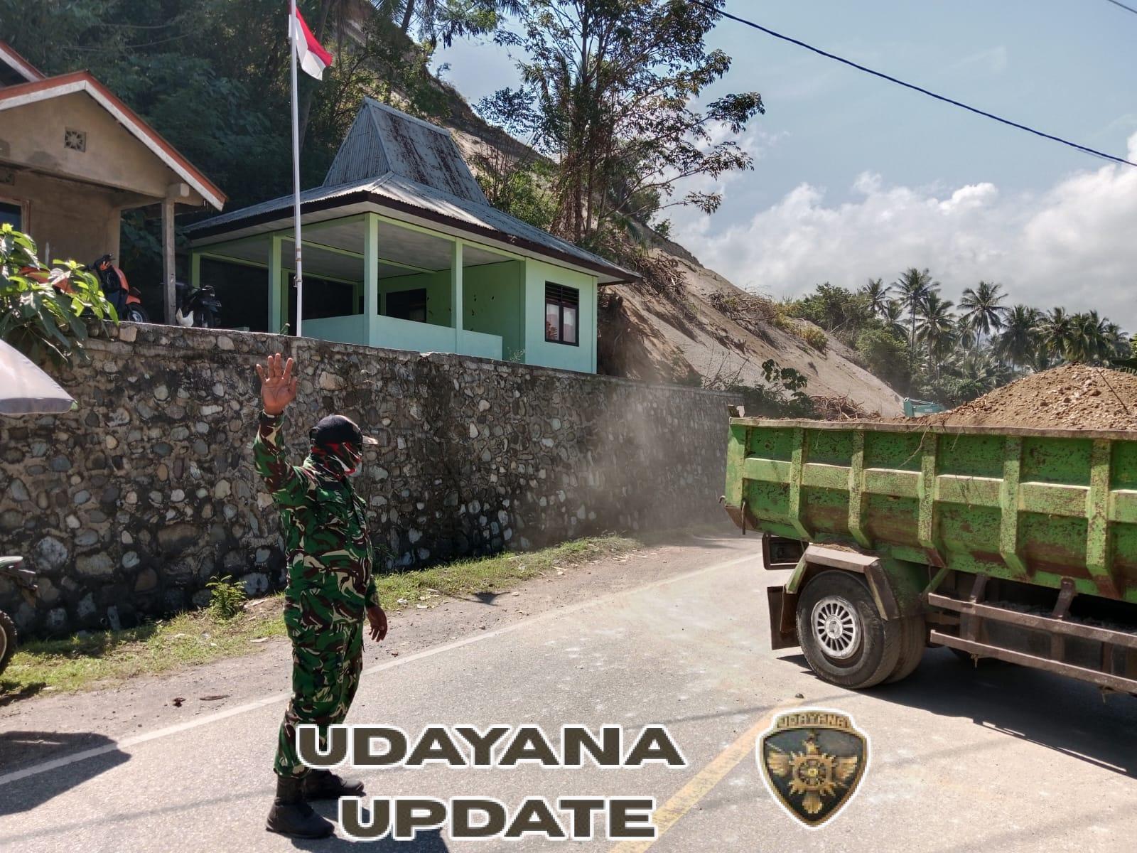 Babinsa Koramil 1602-01/Ende Dampingi Masyarakat Saat Penggusuran Jalur Transportasi