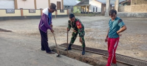 Semangat Kebersamaan, Warga Dusun Seminar Bersihkan Selokan Masjid Al-Ikhlas