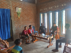 Warga Dihimbau Kibarkan Merah Putih, Babinsa Turun Langsung ke Masyarakat