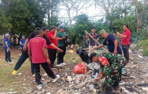 Gotong Royong Bersih-Bersih Babinsa dan Warga Upaya Melestarikan Lingkungan