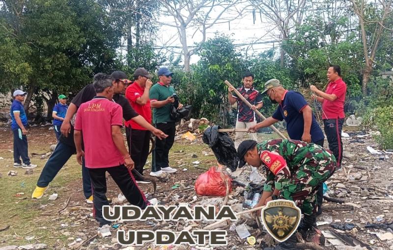 Gotong Royong Bersih-Bersih Babinsa dan Warga Upaya Melestarikan Lingkungan