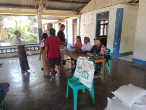 Babinsa Koramil 1602-04/Maurole Aktif Awasi Penyaluran Beras untuk Warga