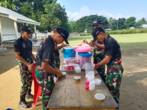 Berbagi Berkah, Satgas Pos Motamasin Bagikan Bubur Kacang Gratis Kepada Siswa Sekolah Dasar di Perbatasan