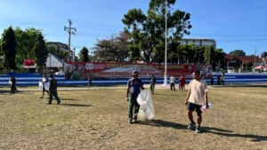 Sehari Setelah Upacara Bendera, Lapangan Manda Elu Kembali Bersih Berkat TNI