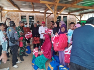 Camat Palibelo dan Babinsa Desa Ntonggu Terima Bantuan untuk Warga Korban Kebakaran