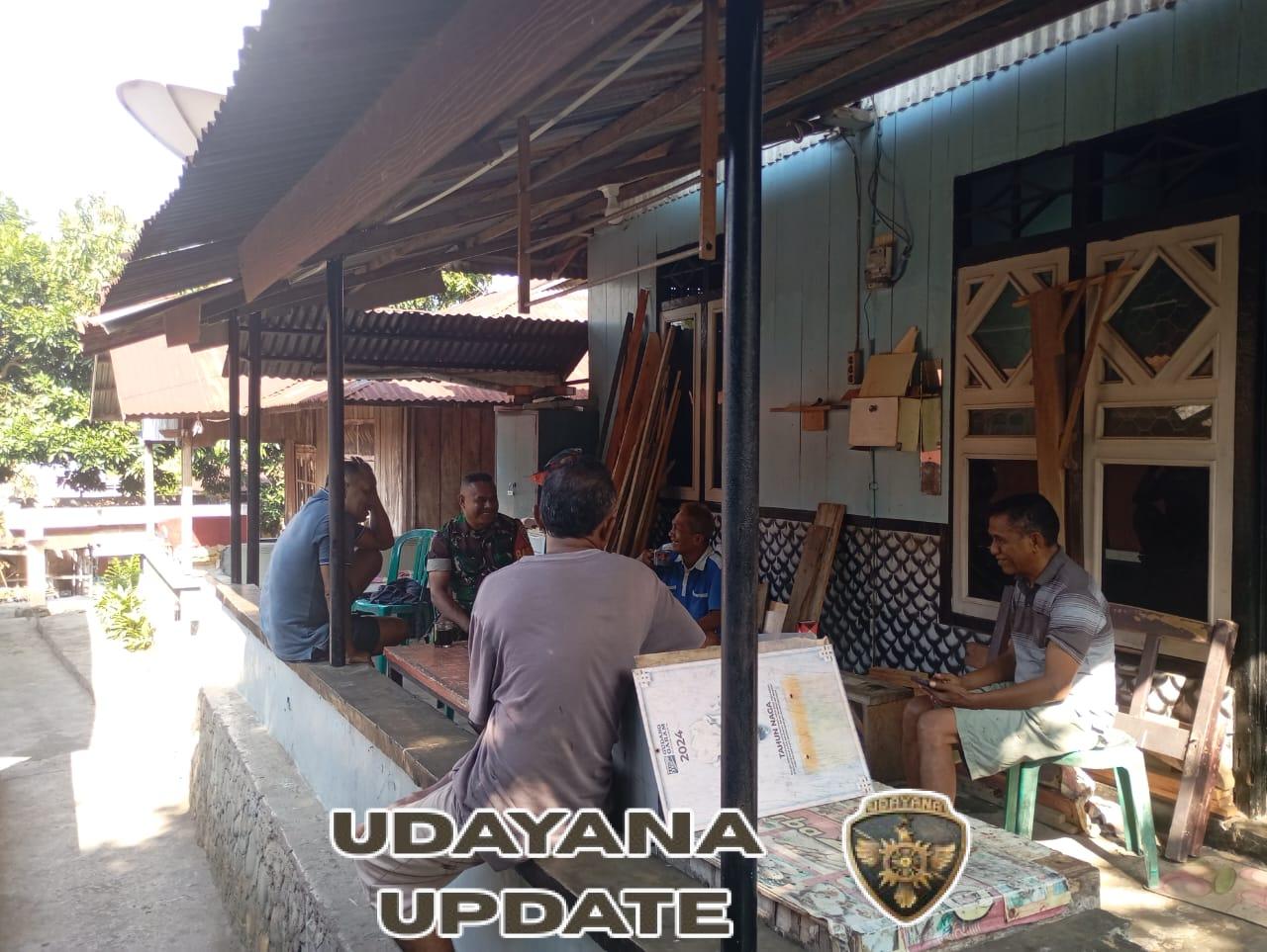 Kegiatan Komsos di Desa Rukuramba, Babinsa Tekankan Pentingnya Kekompakan dan Kerja Sama