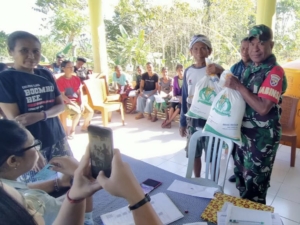Wujud Kepedulian TNI, Babinsa Bantu Salurkan Beras di Desa Modu Waimaringu