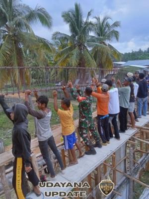 85 Warga Tangga Baru Bersama Babinsa Bergotong Royong Renovasi Masjid Al-Hilal