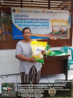 Pastikan Sesuai Ketentuan Dan Bermanfaat Bagi Masyarakat, Babinsa Banjarangkan Pantau Beras SPHP