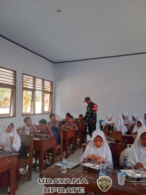 Babinsa Koramil 1614-03/Hu’u Aktif Kawal Program Pemenuhan Gizi