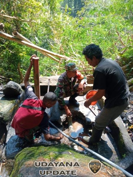 Perkuat Ketahanan Air, Babinsa Koramil Bajawa Pasang Pangkuan Hemerclep Bersama Warga