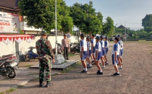Jelang Upacara HUT RI ke-80, Babinsa Sudimara Latih 12 Paskibraka Muda