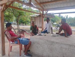 Jalin Kedekatan dengan Warga, Babinsa Gelar Komsos di Kotabaru