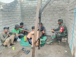 Babinsa Desa Wolomasi Respons Keluhan Warga dalam Kegiatan Komsos dan Pamwil