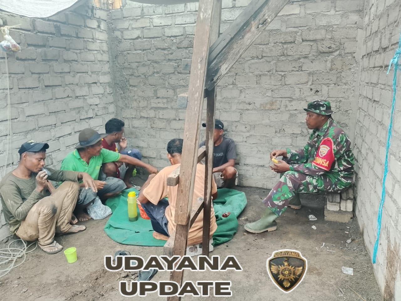 Babinsa Desa Wolomasi Respons Keluhan Warga dalam Kegiatan Komsos dan Pamwil