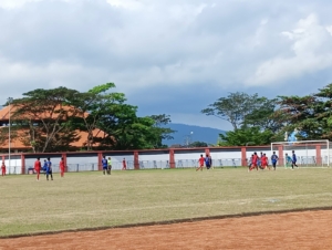 Ciptakan keamanan dan ketertiban, Babinsa 1623-01/Karangasem amankan pertandingan sepak bola piala Soeratin U-17.